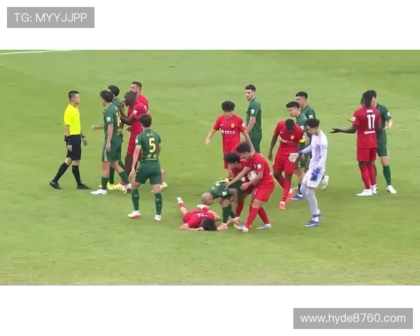 米特里策染红怒踢水桶 情绪失控引关注